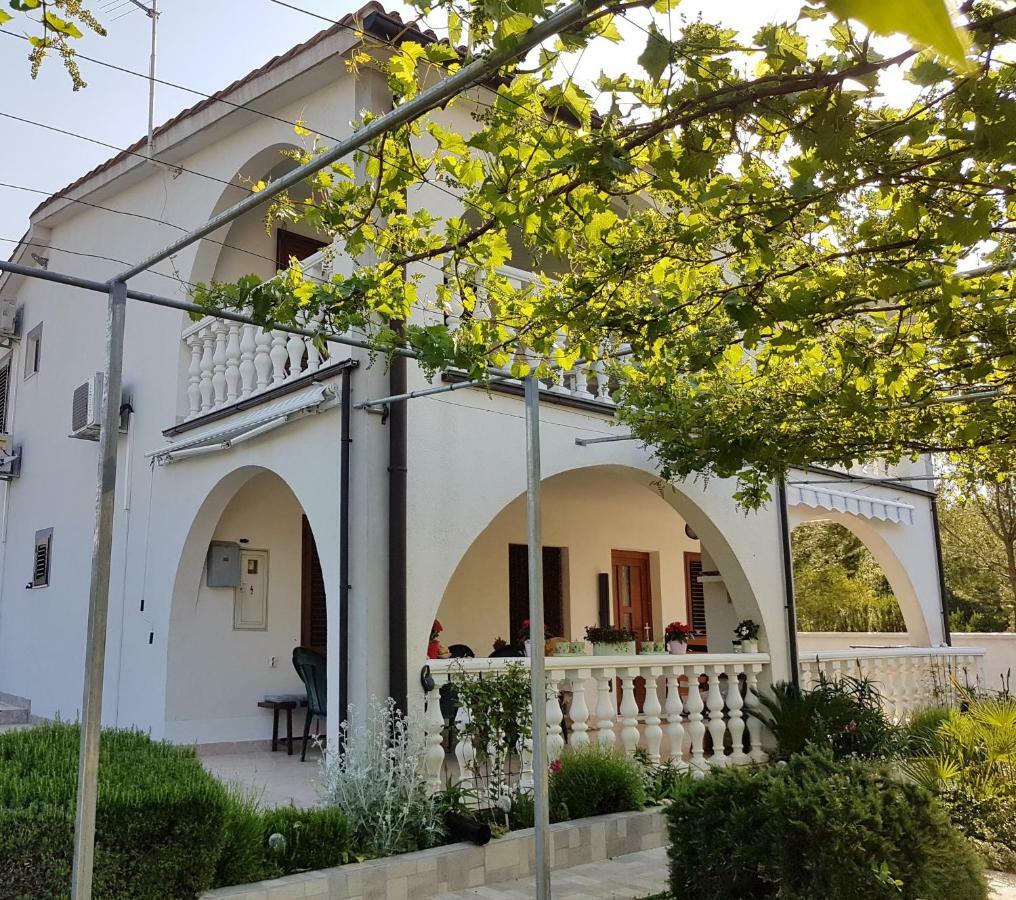 Apartments Vila Leona Pirovac Exterior photo